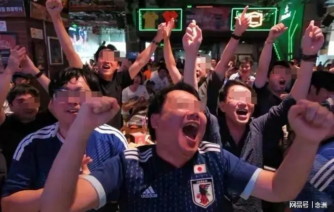 上海球迷穿日本队球衣庆祝!上海市足协:足球无国界 球迷有祖国