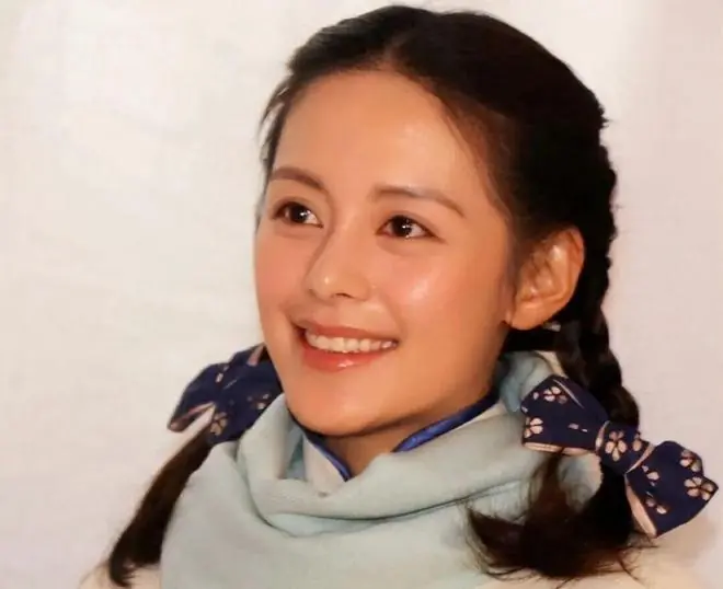 她是胡歌深爱、刘烨难忘的女人,受央视力捧多年,至今都未能走红